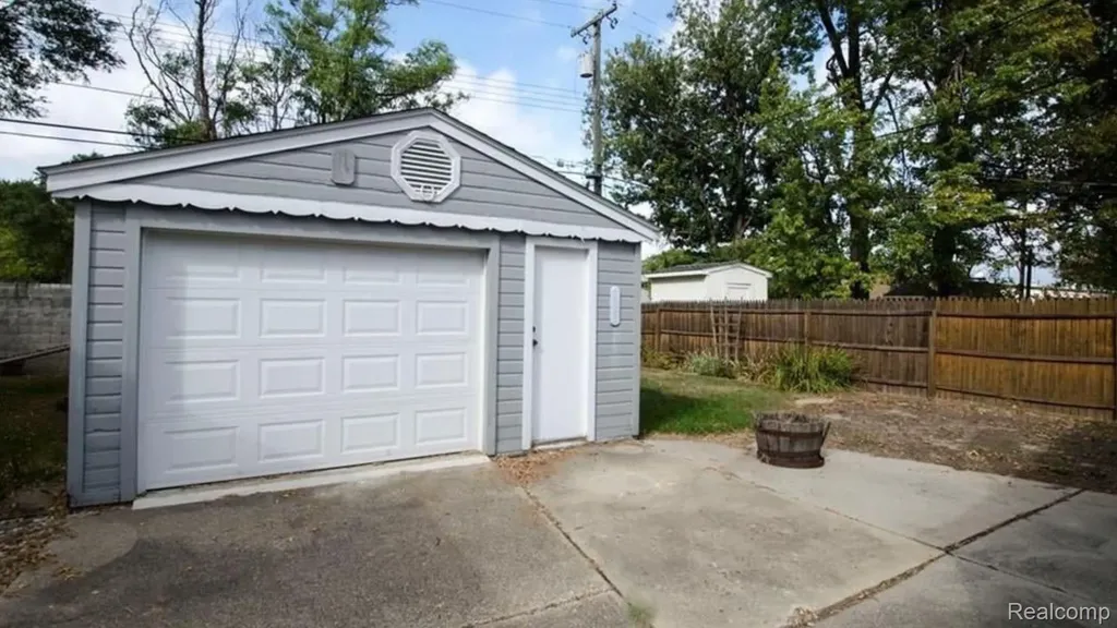 27791 Groveland Street Madison Heights City MI 48071