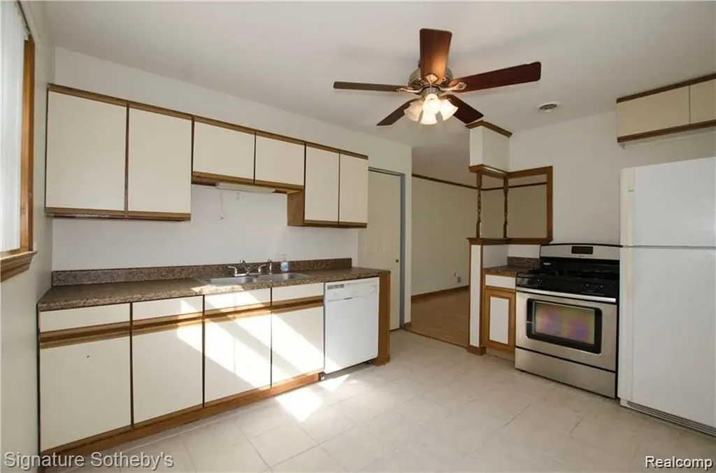 27791 Groveland Street Madison Heights City MI 48071