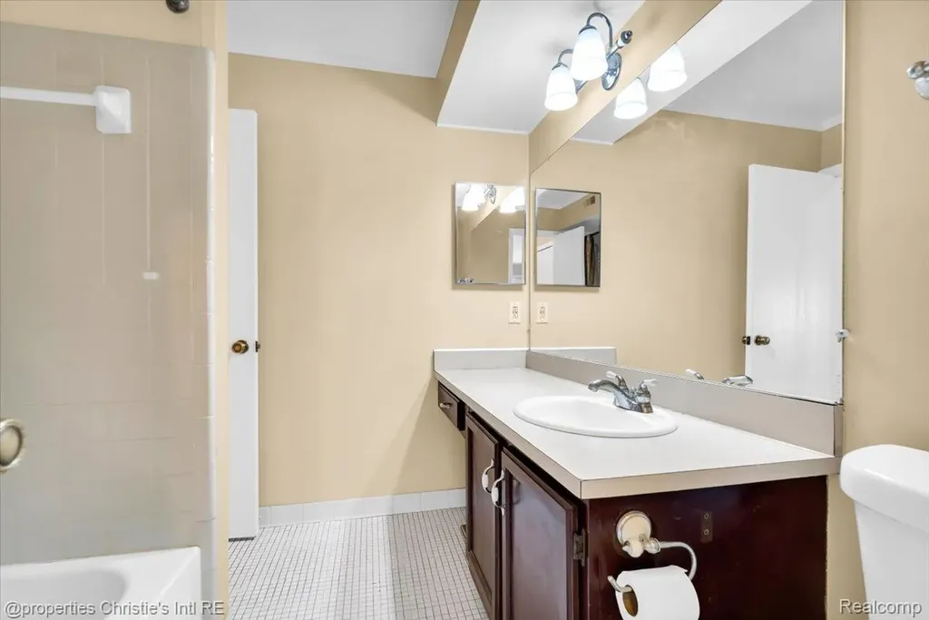 24177 Evergreen Road Southfield City MI 48075