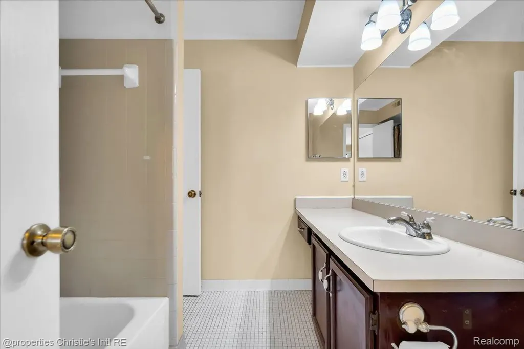 24177 Evergreen Road Southfield City MI 48075