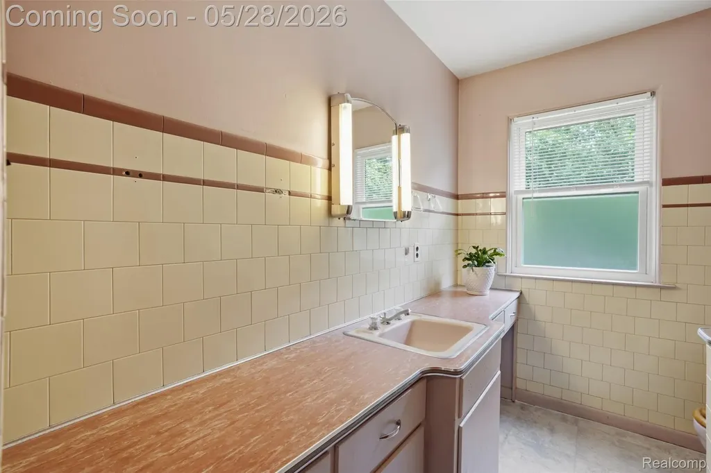 14217 Richfield Street Livonia City MI 48154