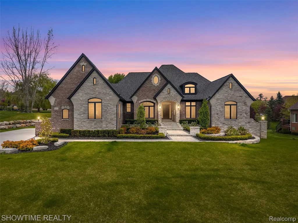 4805 Woodland Hills Drive Oakland Charter Township MI 48306