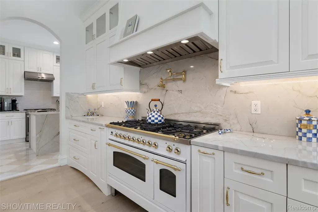 4805 Woodland Hills Drive Oakland Charter Township MI 48306