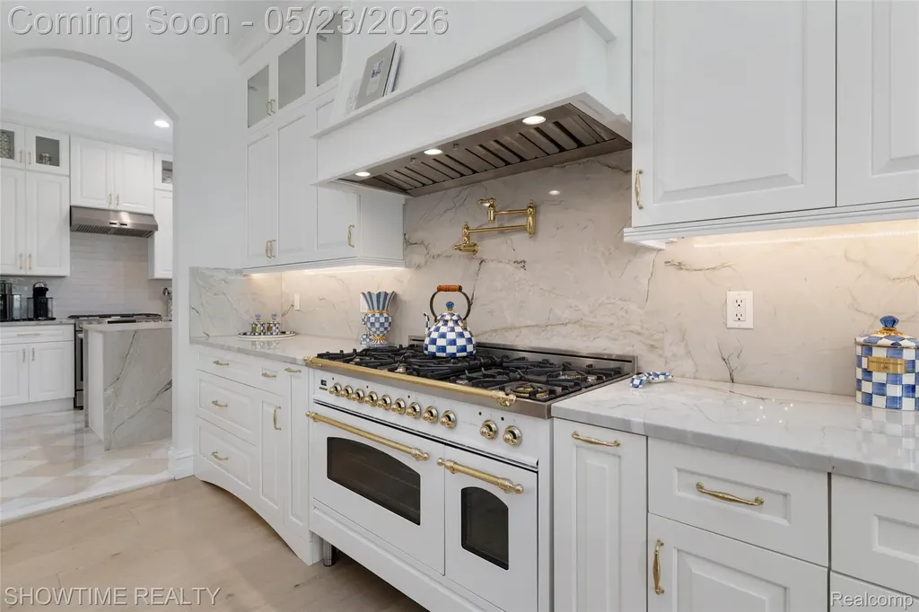 4805 Woodland Hills Drive Oakland Charter Township MI 48306