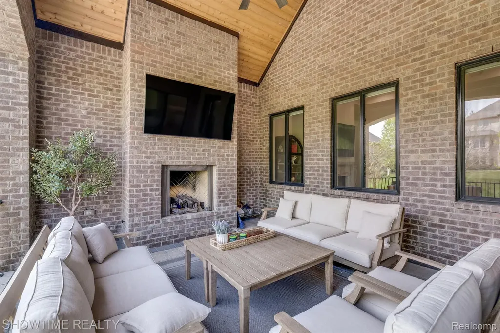 4805 Woodland Hills Drive Oakland Charter Township MI 48306