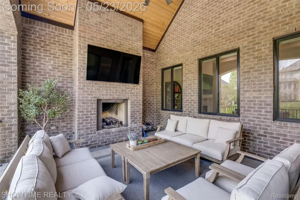 4805 Woodland Hills Drive Oakland Charter Township MI 48306