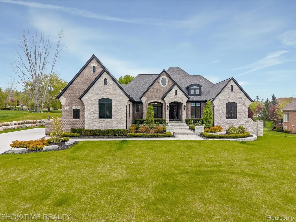 4805 Woodland Hills Drive Oakland Charter Township MI 48306