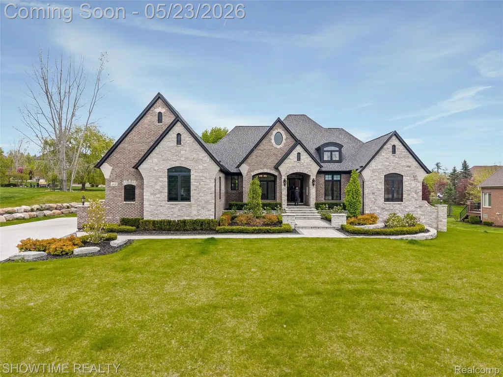 4805 Woodland Hills Drive Oakland Charter Township MI 48306