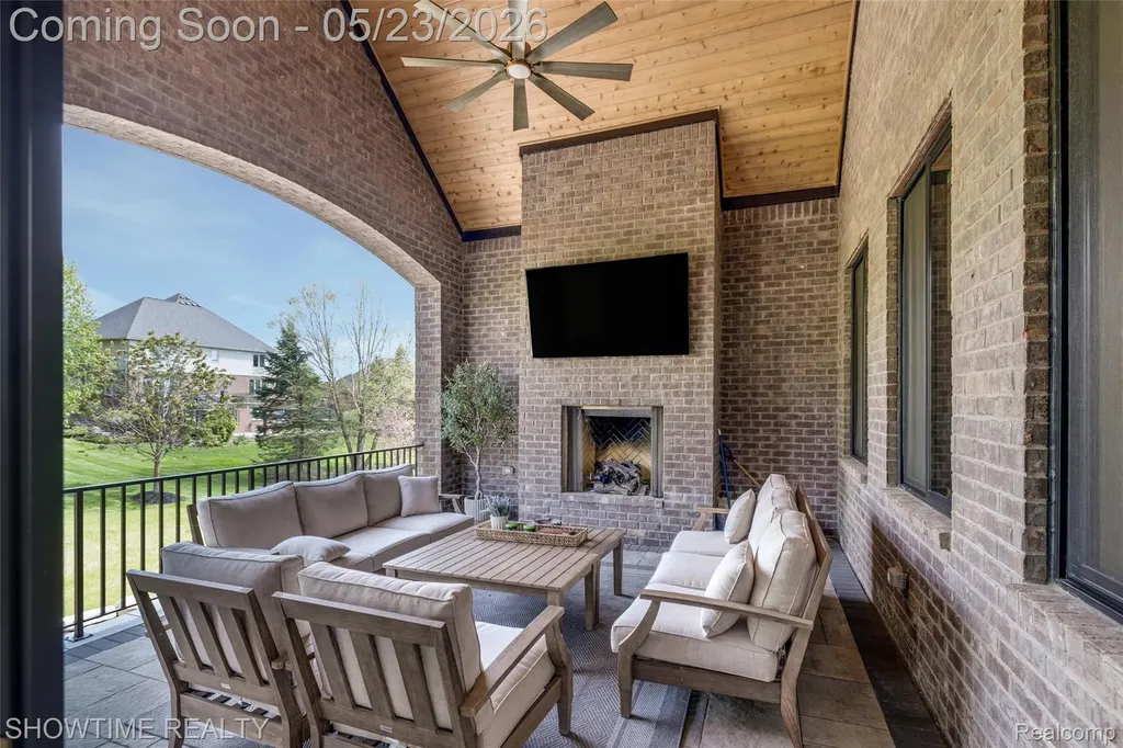 4805 Woodland Hills Drive Oakland Charter Township MI 48306