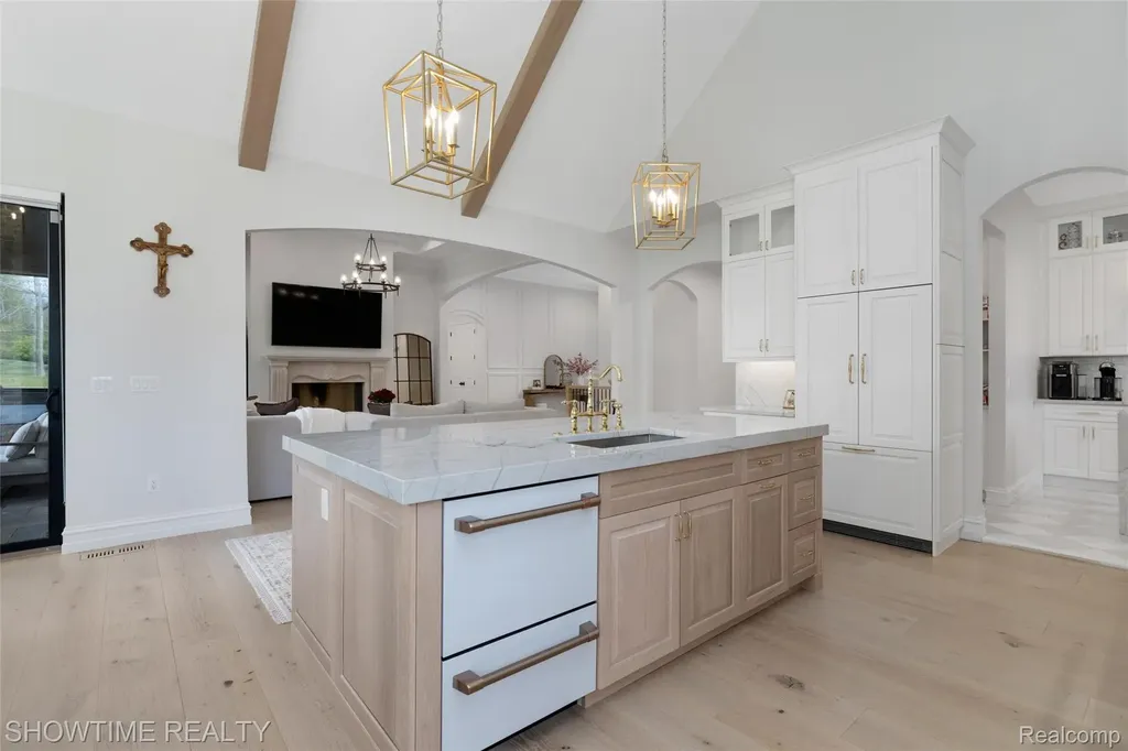 4805 Woodland Hills Drive Oakland Charter Township MI 48306