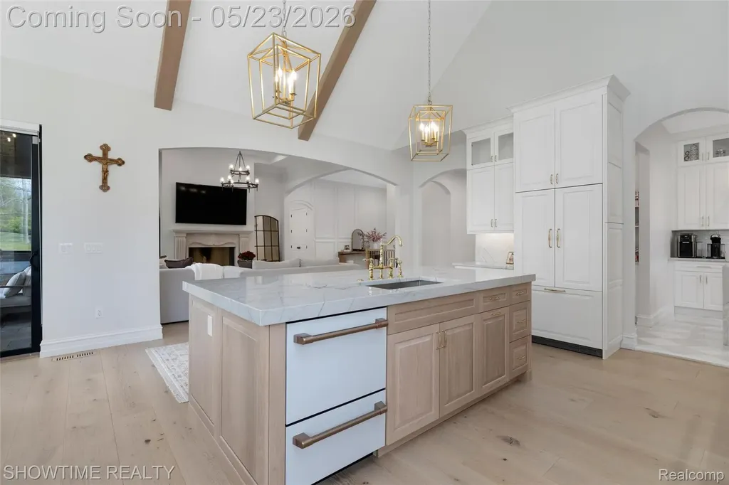 4805 Woodland Hills Drive Oakland Charter Township MI 48306