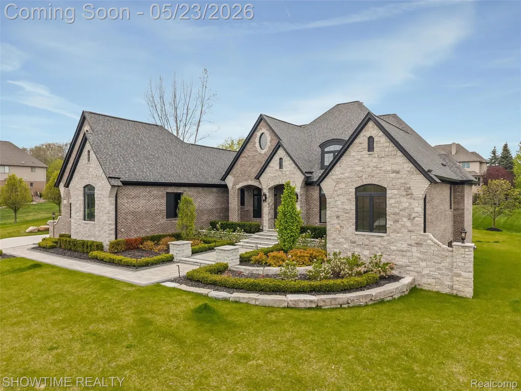 4805 Woodland Hills Drive Oakland Charter Township MI 48306