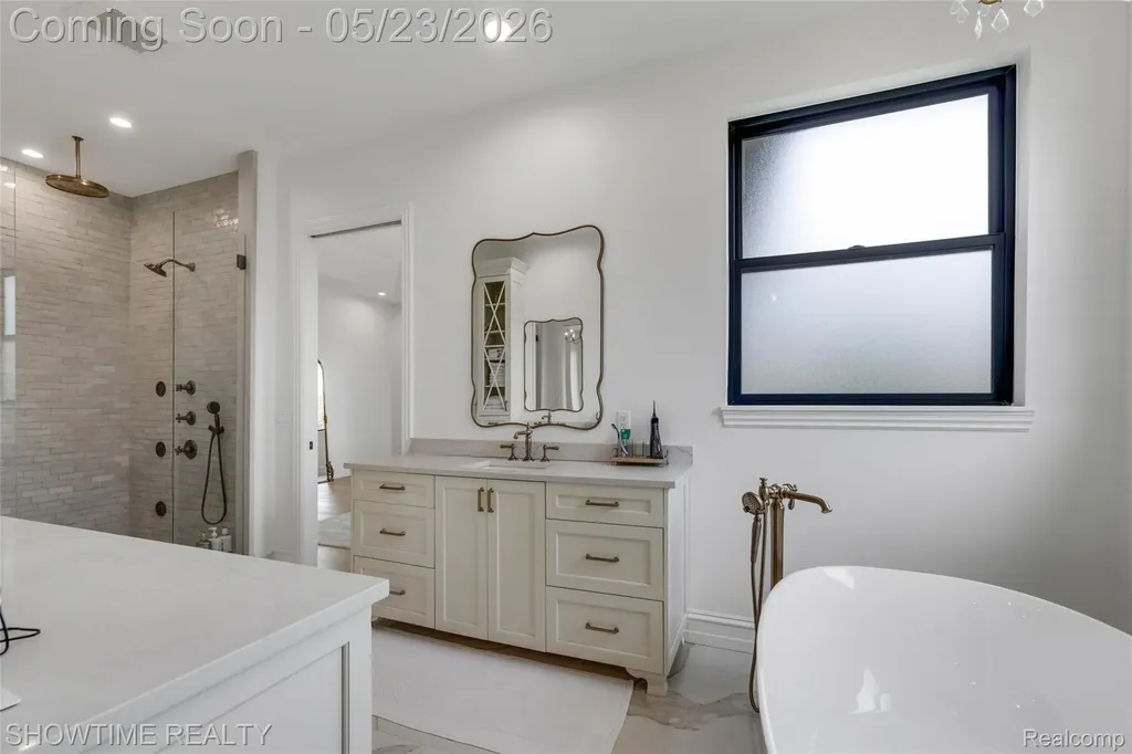 4805 Woodland Hills Drive Oakland Charter Township MI 48306