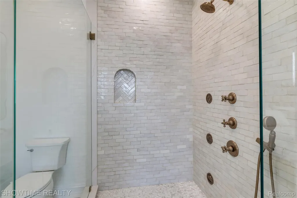 4805 Woodland Hills Drive Oakland Charter Township MI 48306