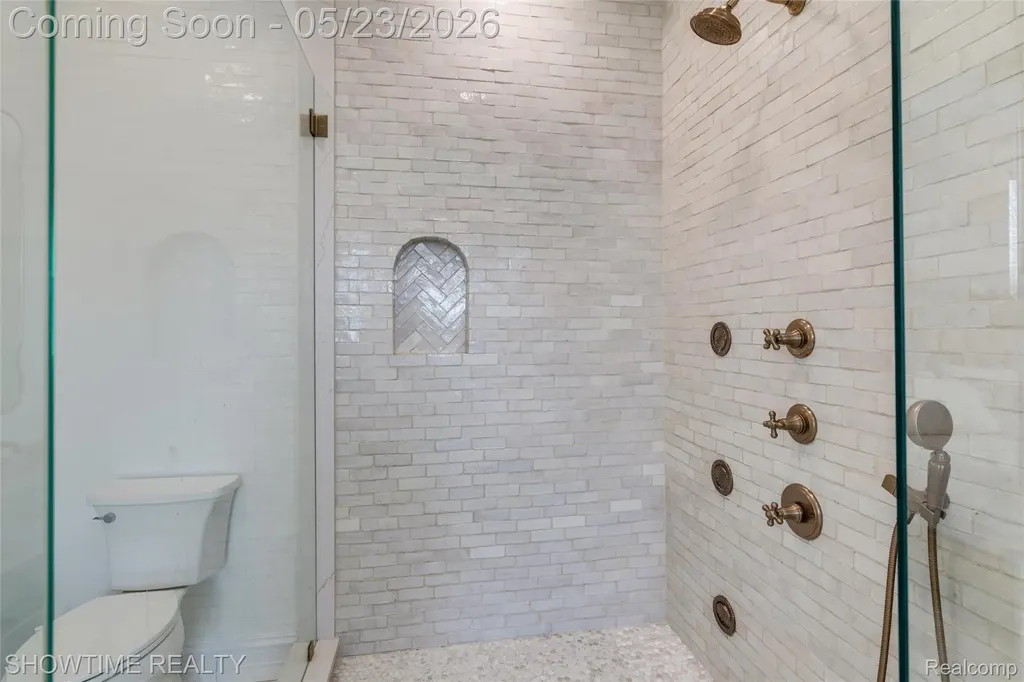 4805 Woodland Hills Drive Oakland Charter Township MI 48306