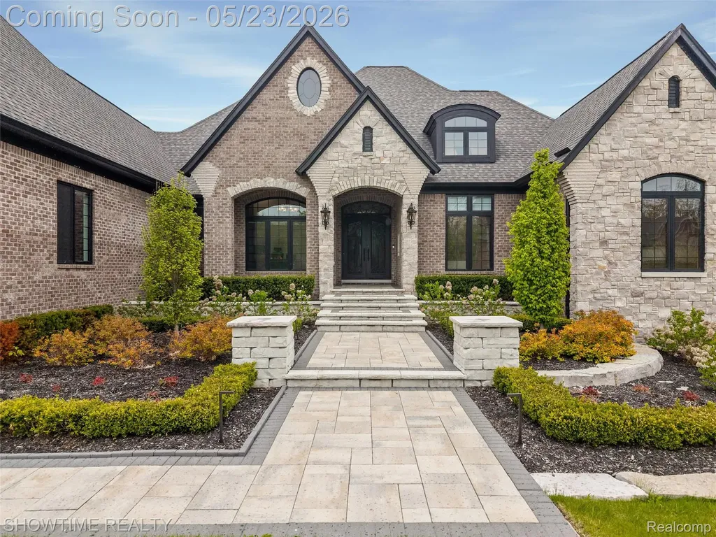 4805 Woodland Hills Drive Oakland Charter Township MI 48306
