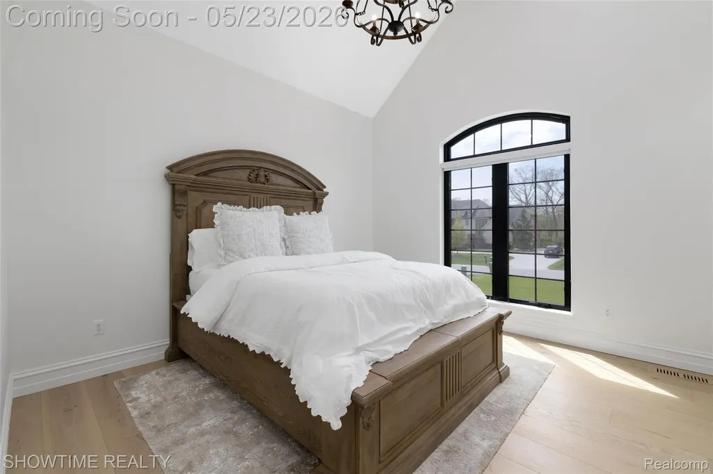 4805 Woodland Hills Drive Oakland Charter Township MI 48306