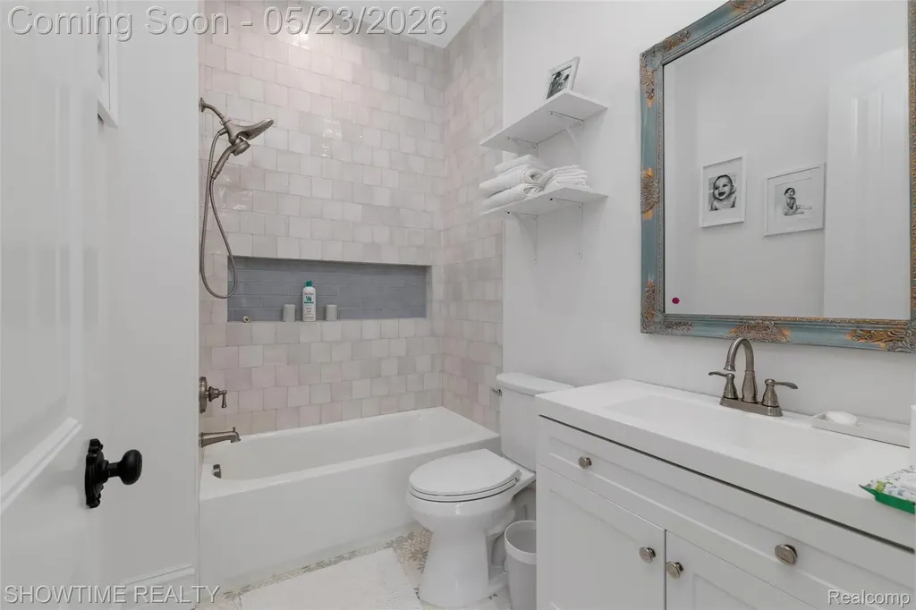 4805 Woodland Hills Drive Oakland Charter Township MI 48306