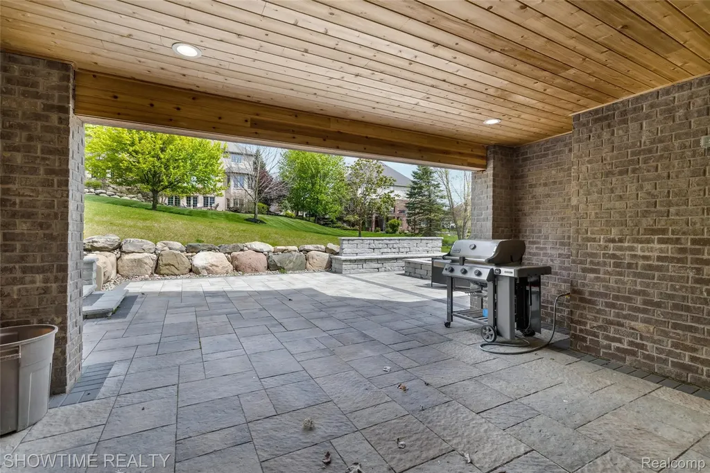 4805 Woodland Hills Drive Oakland Charter Township MI 48306