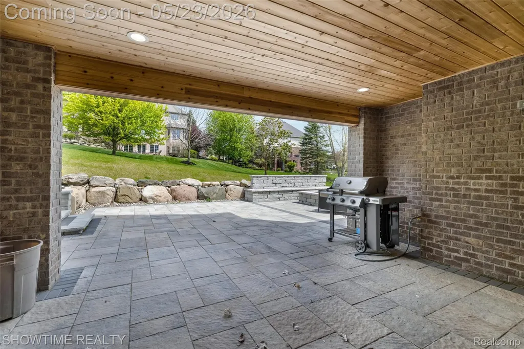 4805 Woodland Hills Drive Oakland Charter Township MI 48306