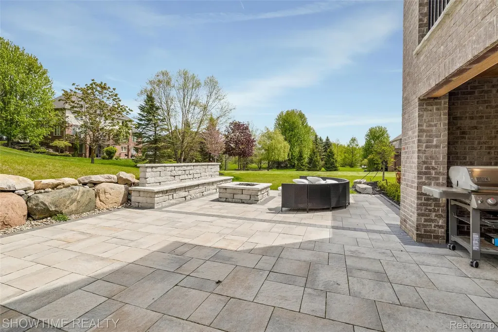 4805 Woodland Hills Drive Oakland Charter Township MI 48306