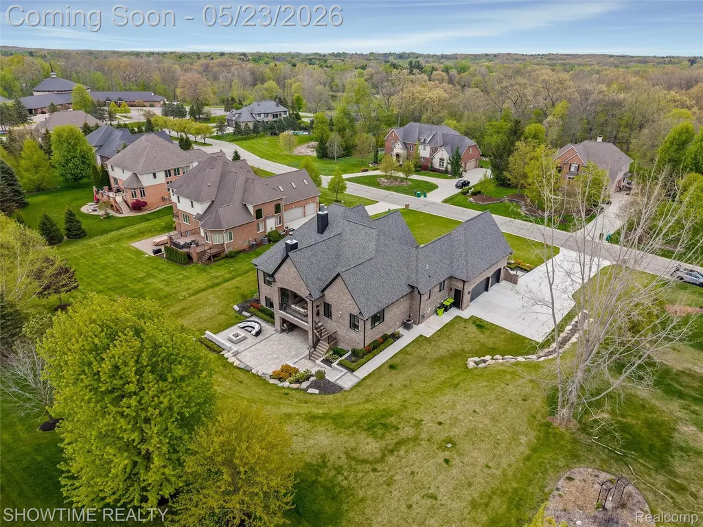4805 Woodland Hills Drive Oakland Charter Township MI 48306