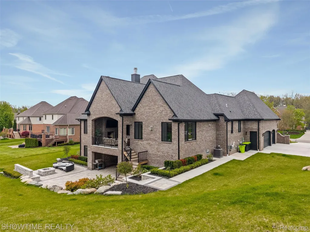 4805 Woodland Hills Drive Oakland Charter Township MI 48306
