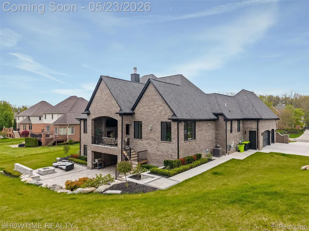 4805 Woodland Hills Drive Oakland Charter Township MI 48306