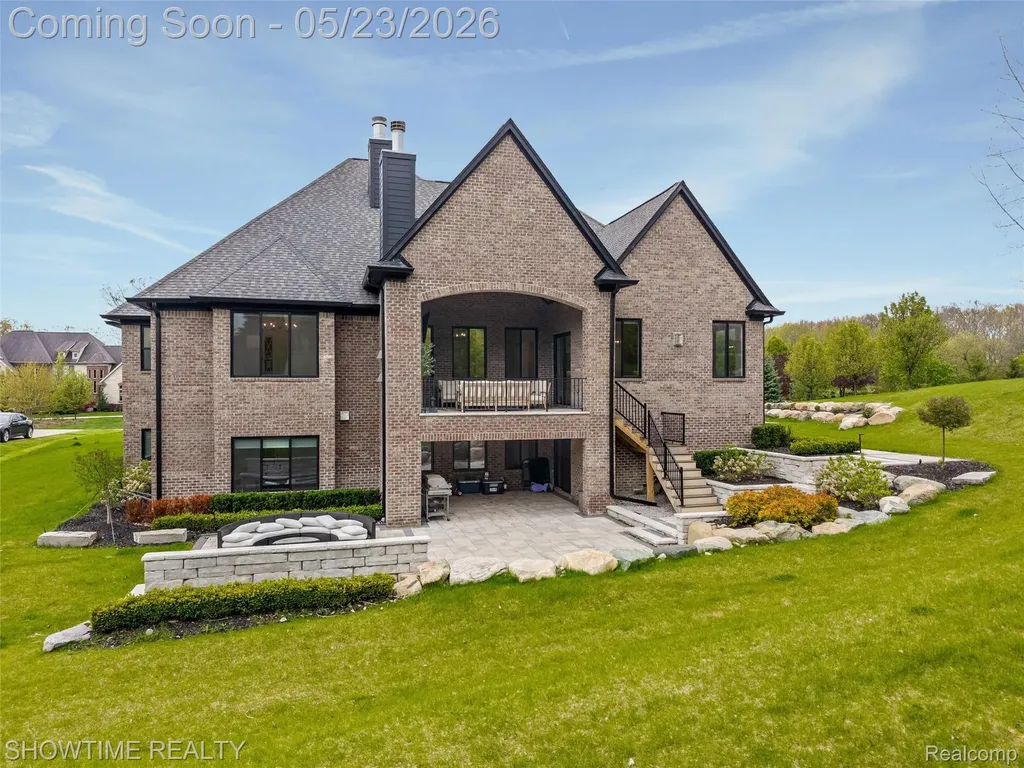 4805 Woodland Hills Drive Oakland Charter Township MI 48306
