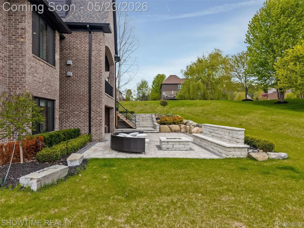 4805 Woodland Hills Drive Oakland Charter Township MI 48306