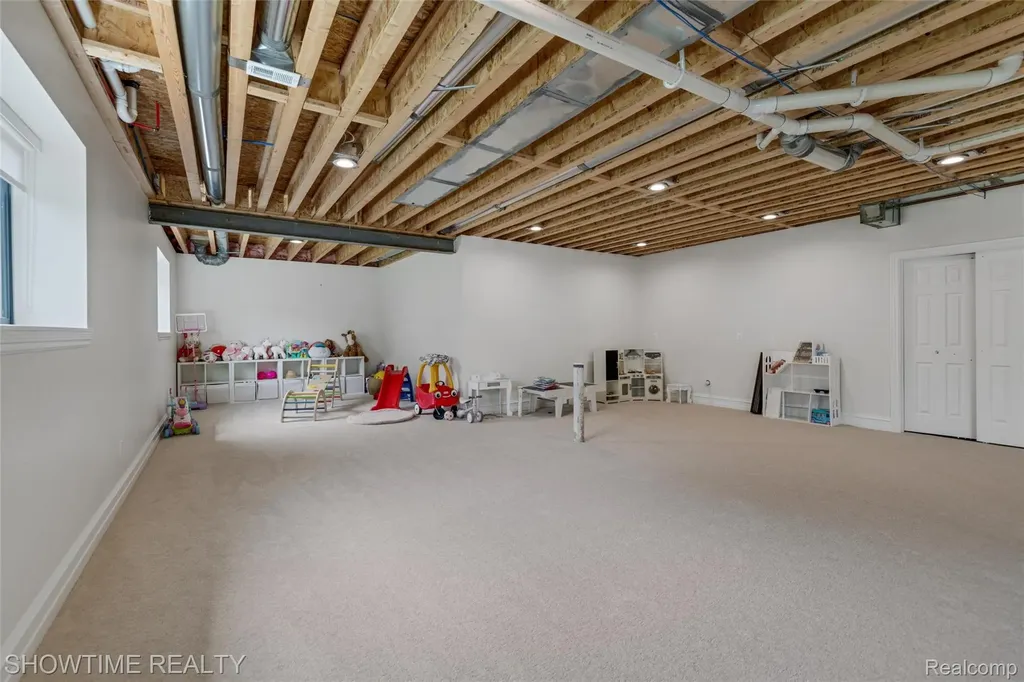 4805 Woodland Hills Drive Oakland Charter Township MI 48306