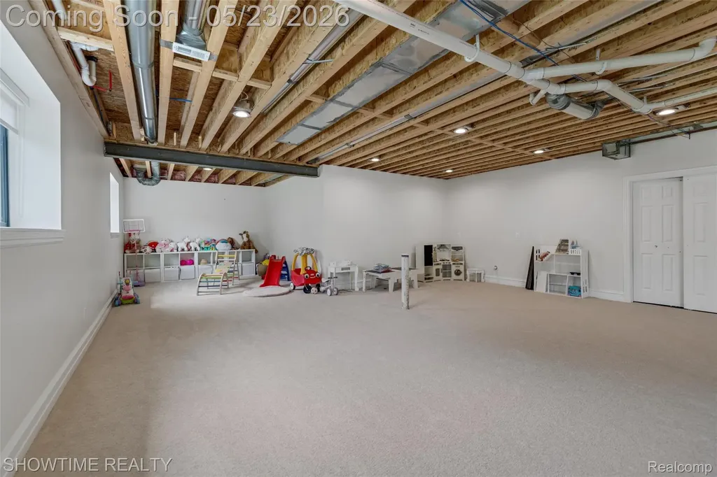 4805 Woodland Hills Drive Oakland Charter Township MI 48306