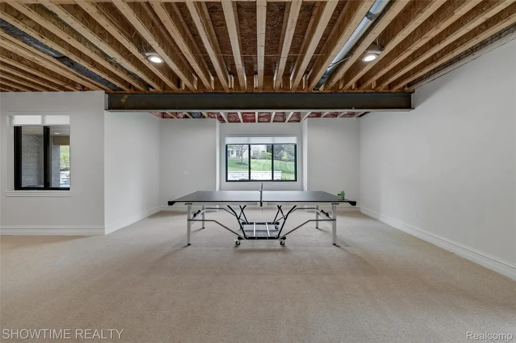 4805 Woodland Hills Drive Oakland Charter Township MI 48306