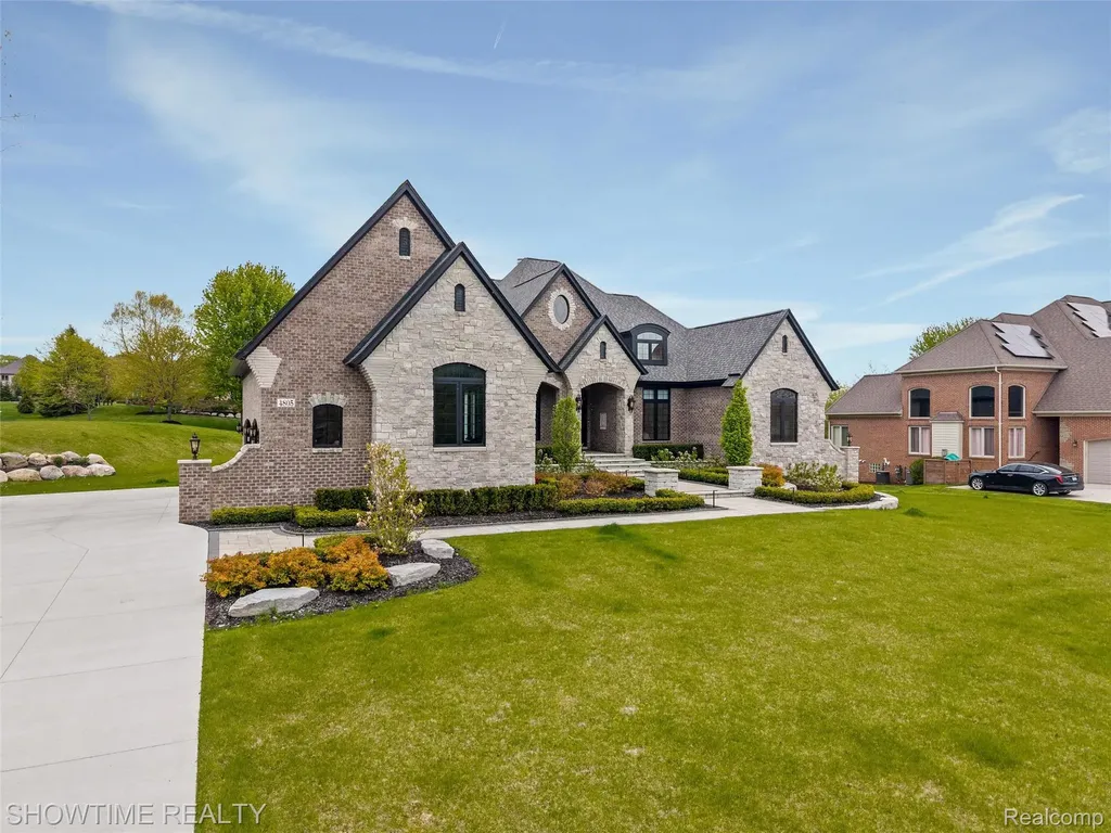 4805 Woodland Hills Drive Oakland Charter Township MI 48306