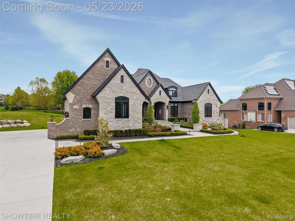 4805 Woodland Hills Drive Oakland Charter Township MI 48306