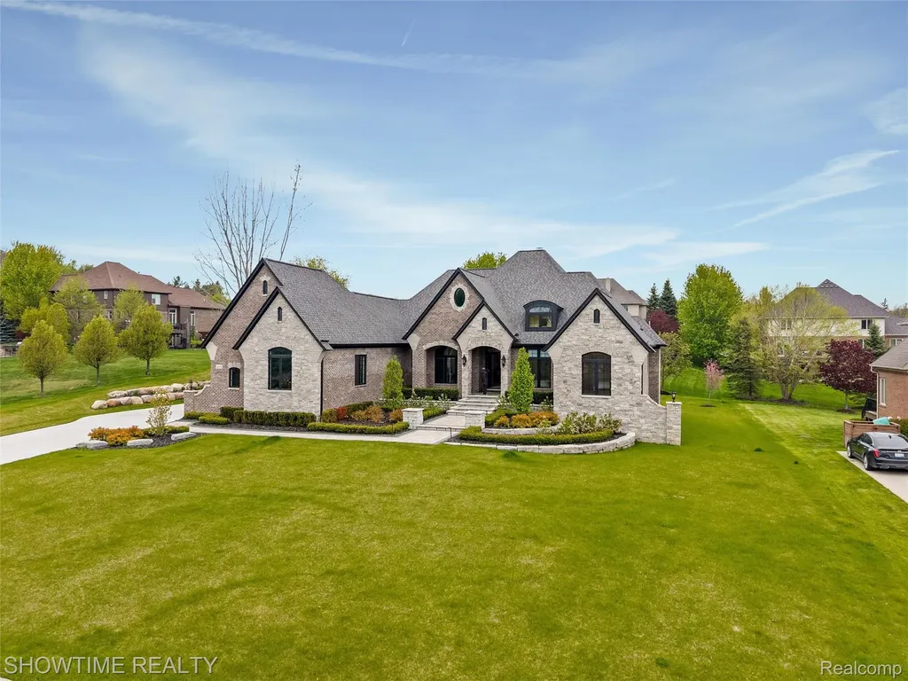 4805 Woodland Hills Drive Oakland Charter Township MI 48306