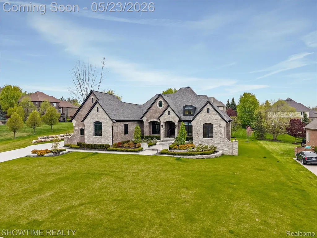4805 Woodland Hills Drive Oakland Charter Township MI 48306