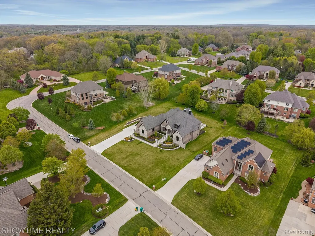 4805 Woodland Hills Drive Oakland Charter Township MI 48306