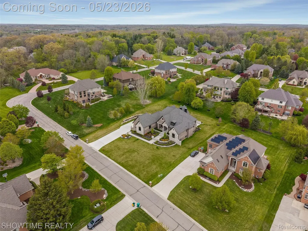 4805 Woodland Hills Drive Oakland Charter Township MI 48306