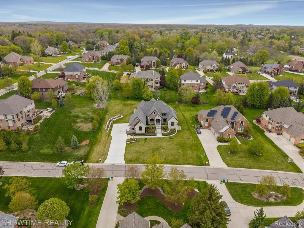 4805 Woodland Hills Drive Oakland Charter Township MI 48306