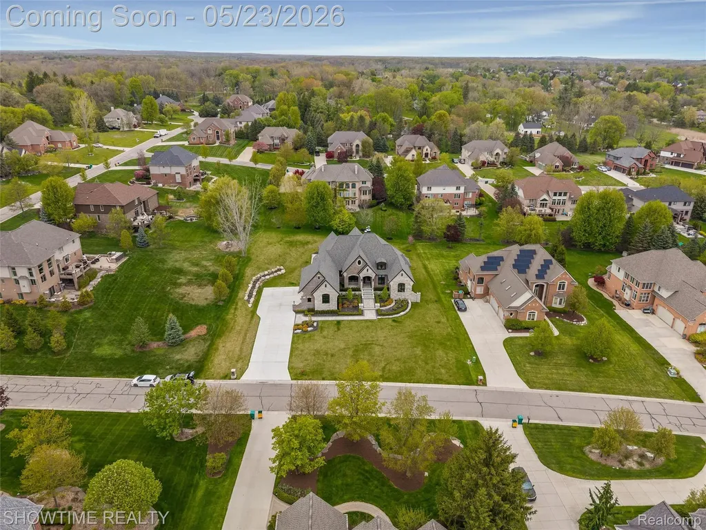 4805 Woodland Hills Drive Oakland Charter Township MI 48306