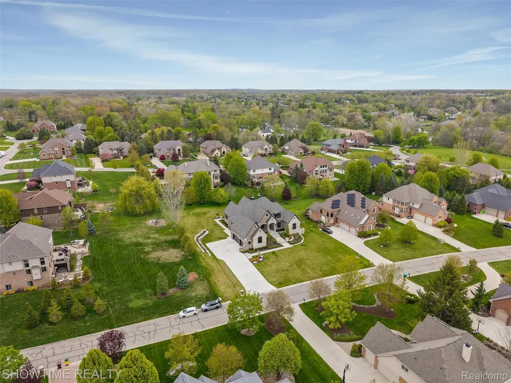 4805 Woodland Hills Drive Oakland Charter Township MI 48306