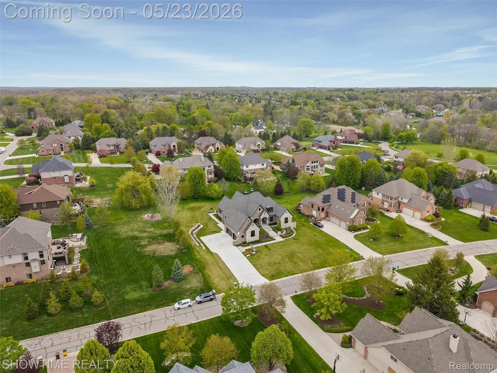 4805 Woodland Hills Drive Oakland Charter Township MI 48306