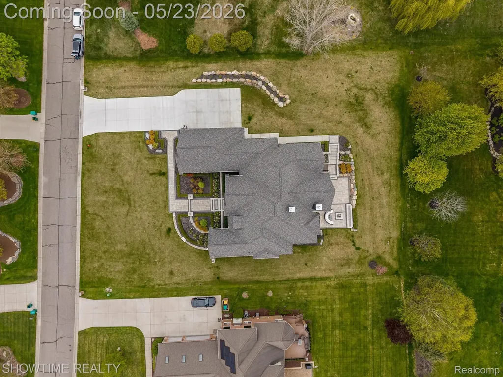 4805 Woodland Hills Drive Oakland Charter Township MI 48306