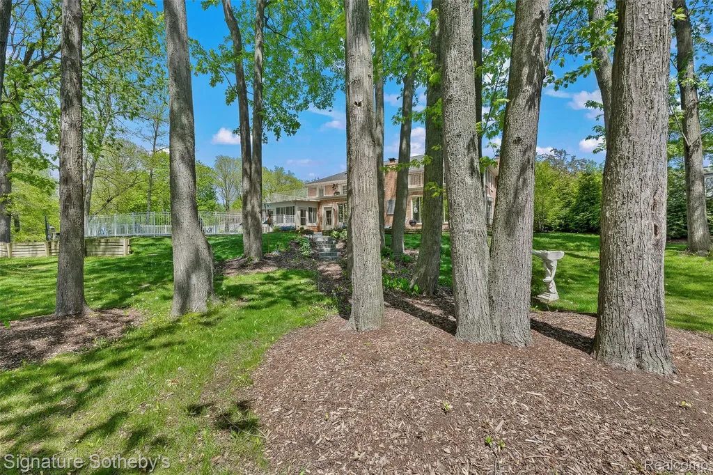 38383 Saddle Lane Clinton Charter Township MI 48036