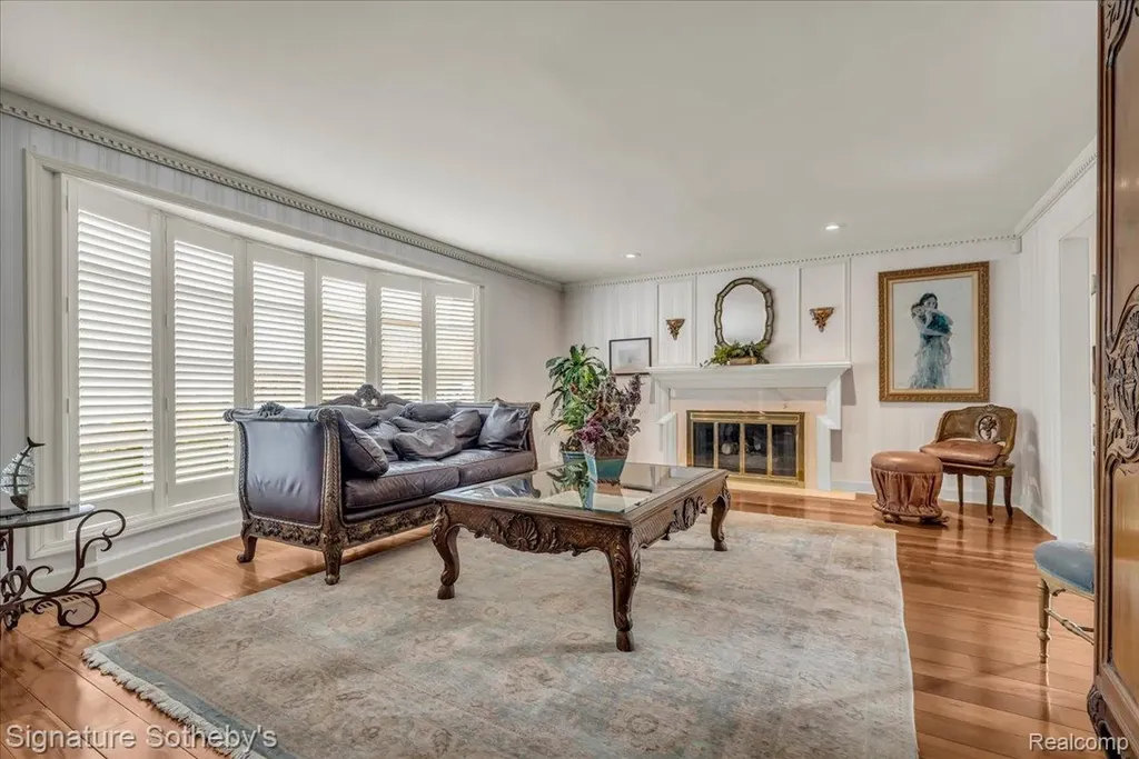 38383 Saddle Lane Clinton Charter Township MI 48036