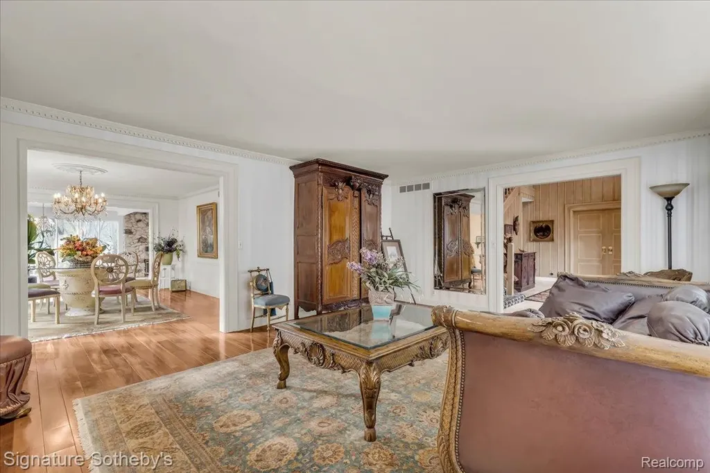 38383 Saddle Lane Clinton Charter Township MI 48036
