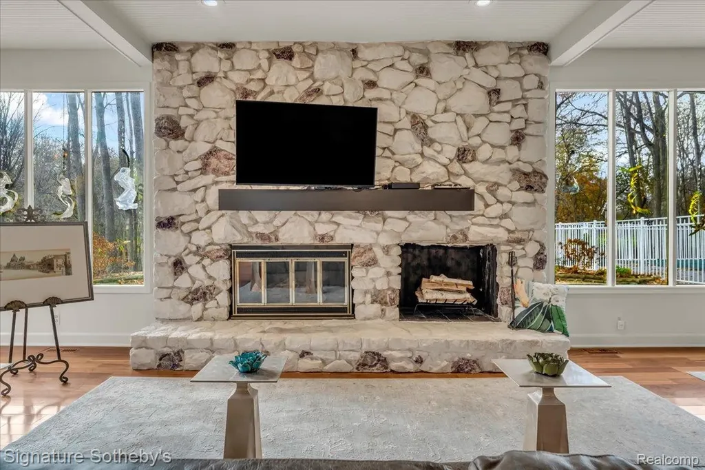 38383 Saddle Lane Clinton Charter Township MI 48036