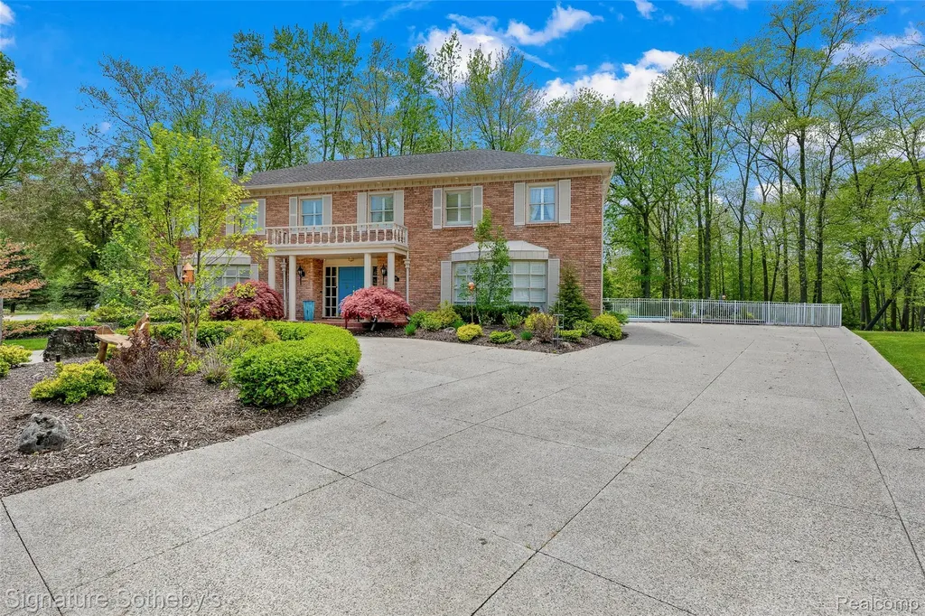 38383 Saddle Lane Clinton Charter Township MI 48036