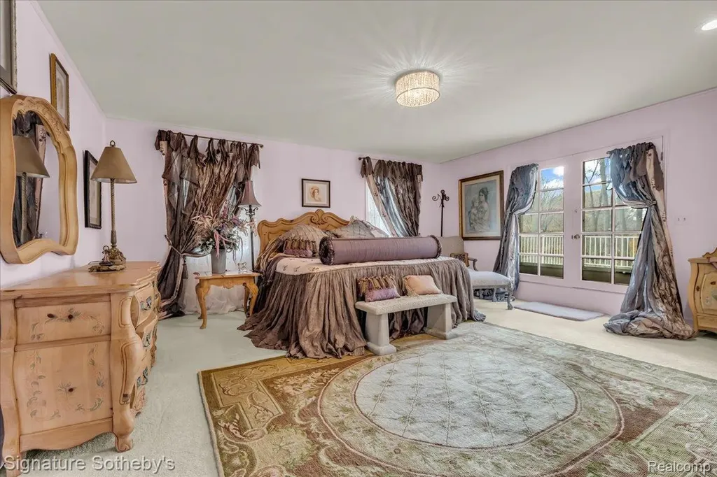 38383 Saddle Lane Clinton Charter Township MI 48036